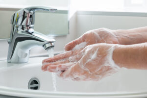 Vasking av hender med mye såpe i.