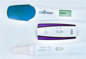 Tre graviditetstester.